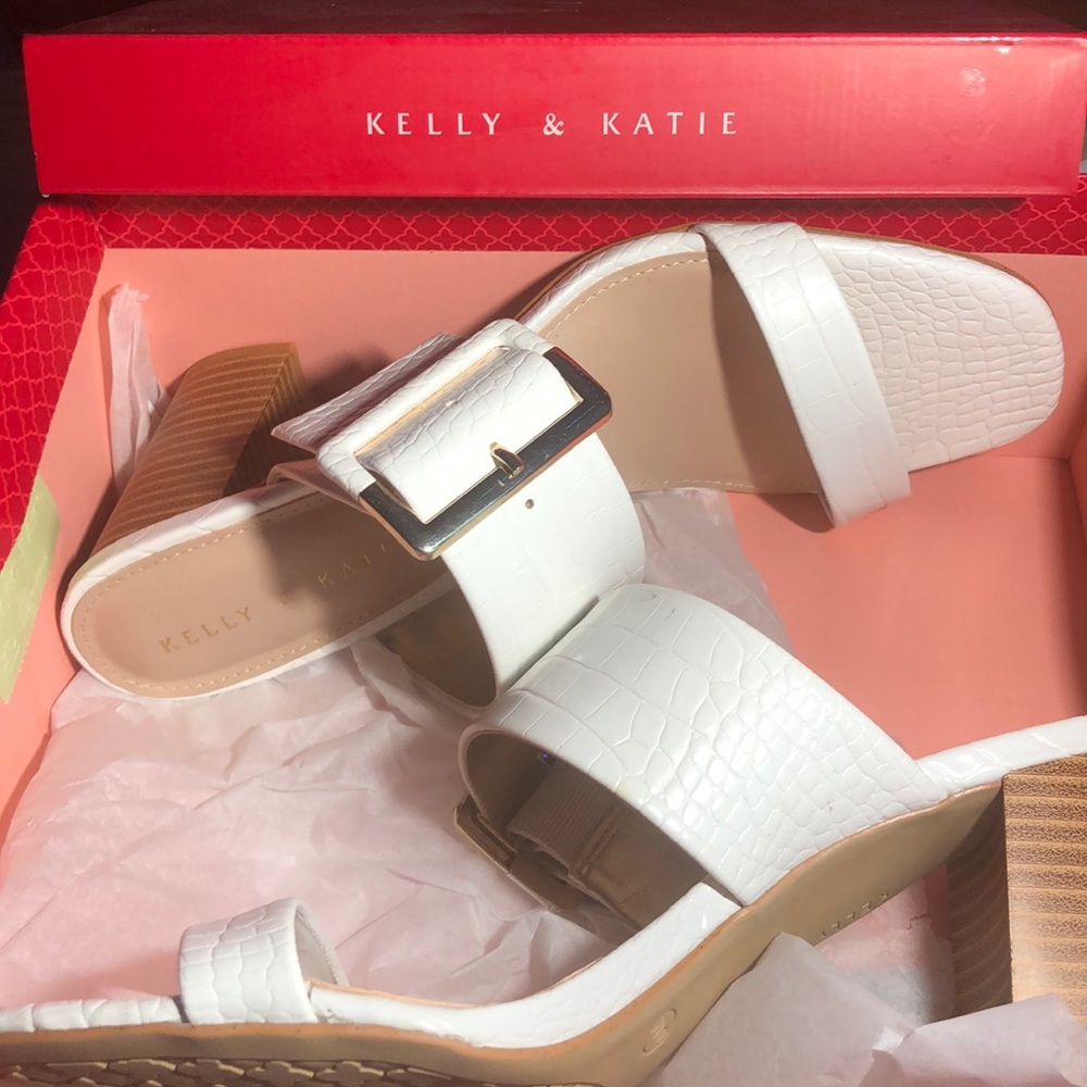 KELLY AND KAITE WHITE VINNIEE SANDALS